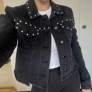 Schwarze Nieten-Jeansjacke
