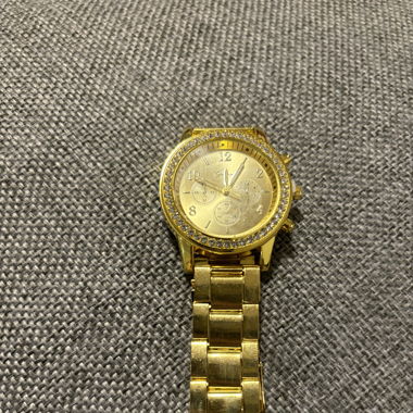 Goldene Uhr mit glitzersteinen 