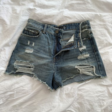 Shorts di jeans corti con strappi, taglia S
