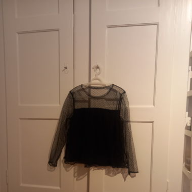 Blouse noire à pois