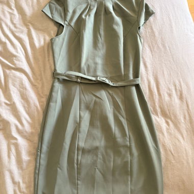 Sagegrünes Kleid mit Gürtel