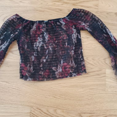 Top corto in mesh floreale