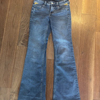 Jeans évasés taille basse à clous