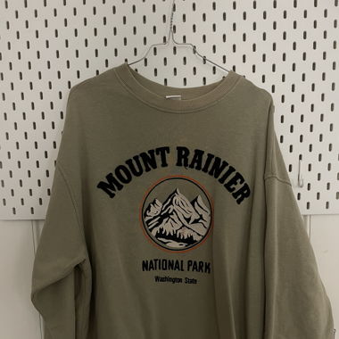 Sweatshirt with mountain print