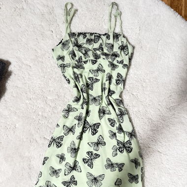 Abito con bretelle verde menta con farfalle