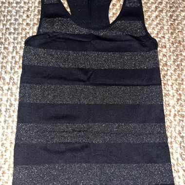 Schwarz gestreiftes Top mit Pailletten