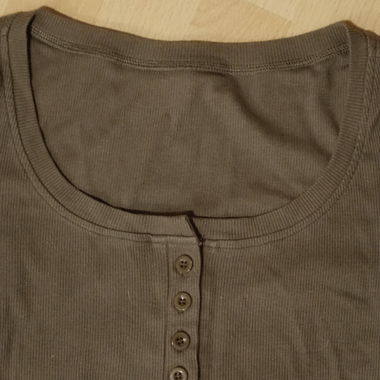 Long-sleeve top with buttons