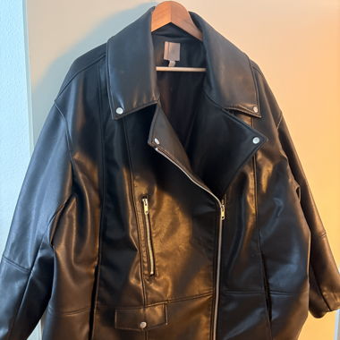 Schwarze Kunstlederjacke