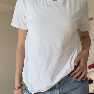 T-shirt bianco con scollo a V