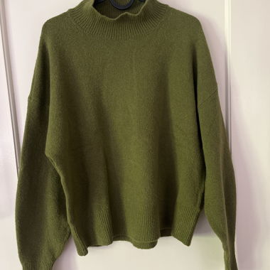 Olivgruener Strickpullover