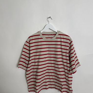 T-shirt beige a righe rosse