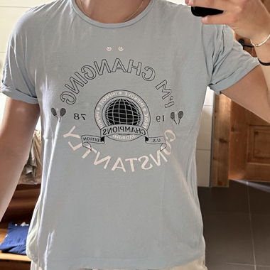 Hellblaues Logo-T-Shirt