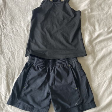 Ensemble sport composé d’un top et de shorts