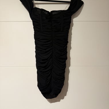 Abito nero sexy aderente con drappeggio