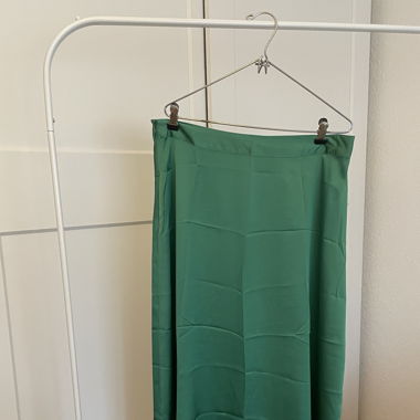 Jupe en satin vert 