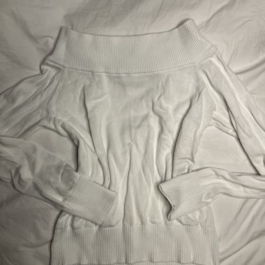 Maglione bianco scollato sulle spalle