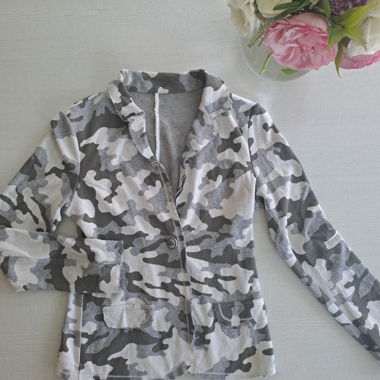 Graue Tarnjacke