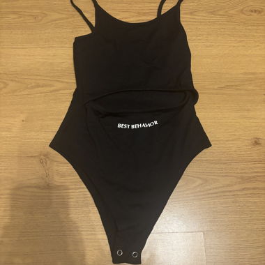 Schwarzer Body mit Cutout