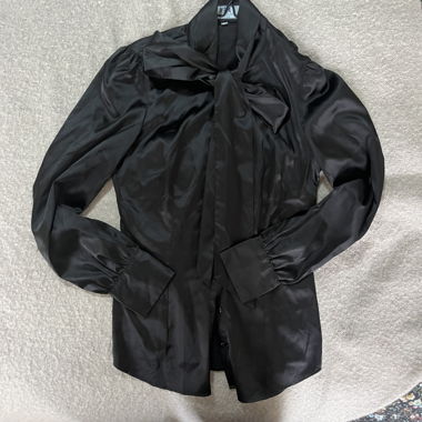 Hawes & Curtis – Blusa in raso nera con fiocco al collo