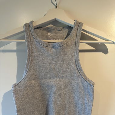 Graues Top