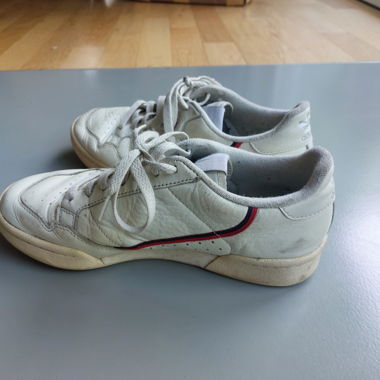 Adidas Schuhe in Weiss mit schwarzen und roten Streifen