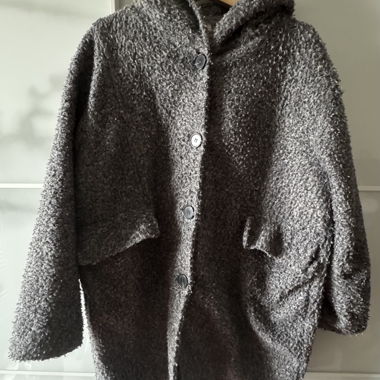 Mantel mit Kapuze aus Bouclé-Strick
