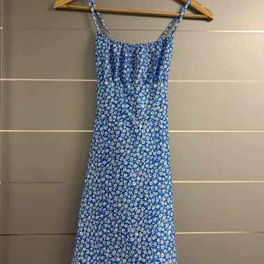 Robe bleue à fleurs