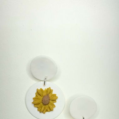 Weiße Ohrstecker mit 3D Sonnen Blume