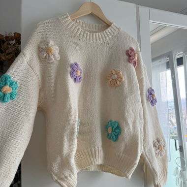 Maglione crema con fiori lavorati all'uncinetto