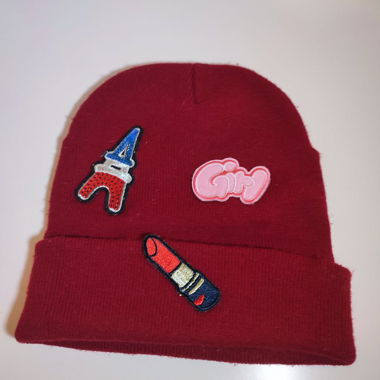 Cappello con applicazioni in rilievo 