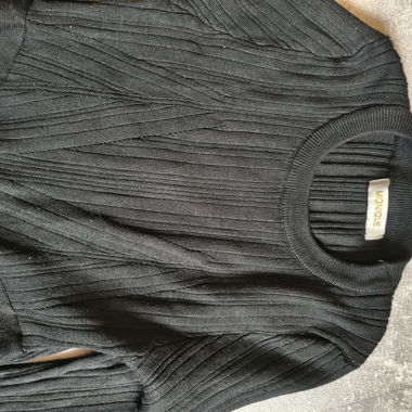 Schwarzer Strickpullover