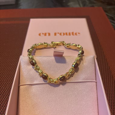 en route - goldenes Armband mit roten Steinen