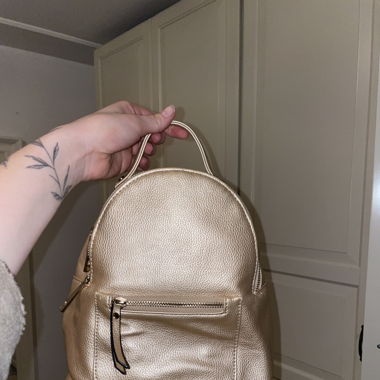 kleiner goldener Rucksack 