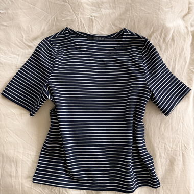 Top a maniche corte a righe blu navy