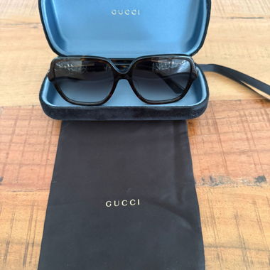Lunettes de soleil Gucci originales avec étui et chiffon