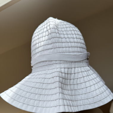 White sun bucket hat