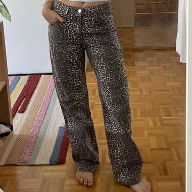 pantalon jeans léopard taille moyenne