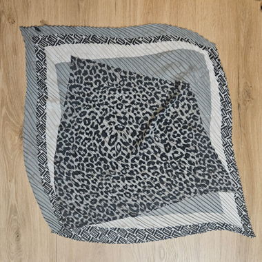 Leichter Schal mit Animalprint