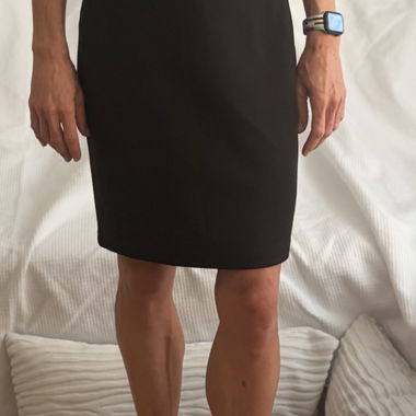 Schwarzes ärmelloses Kleid mit Kapuze
