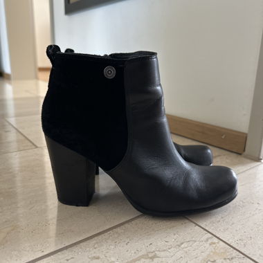 Schwarze Stiefeletten mit Blockabsatz