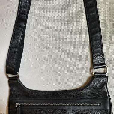 Sac bandoulière Longchamp noir.