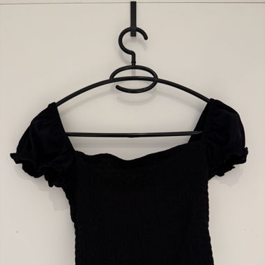 Cute Black Top With Puffsleeves