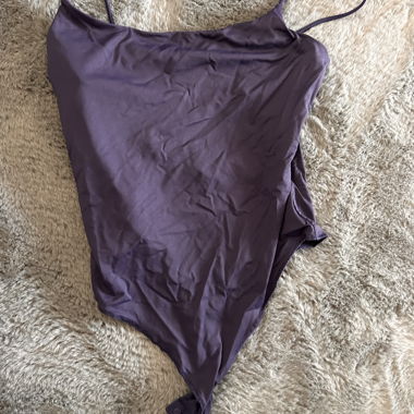 Body lilla con spalline sottili