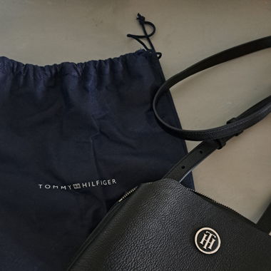 Tommy Hilfiger Schwarze Leder Umhängetasche 