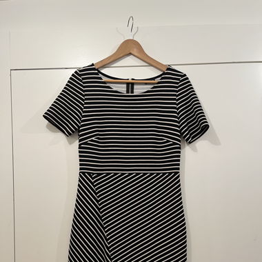 Schönes gestreiftes Kleid