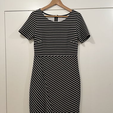 Schönes gestreiftes Kleid