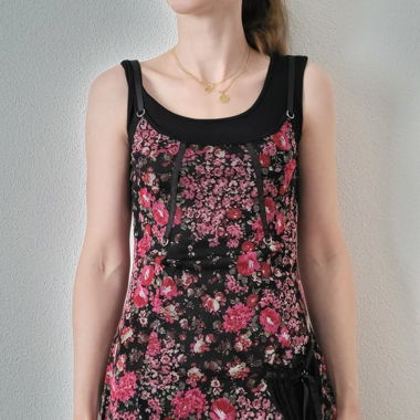 Schwarzes Kleid mit Rosenmuster