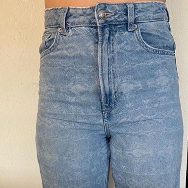 Jeans bleu à motif 