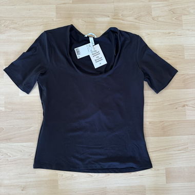 T-shirt nero H&M in materiale riciclato