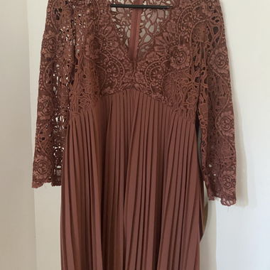 Robe dentelle et plissée 